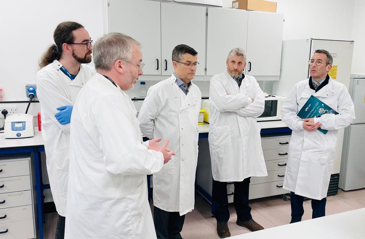 AFBI_NI's tweet photo. @daera_ni Minister @AndrewMuirNI visited AFBI Stormont today, where he met veterinary scientists and researchers during a tour of the labs, to get an insight into vital work of protecting animal, plant and human health #AFBIScience #AFBIResearch https://t.co/NdHU9PmFM2