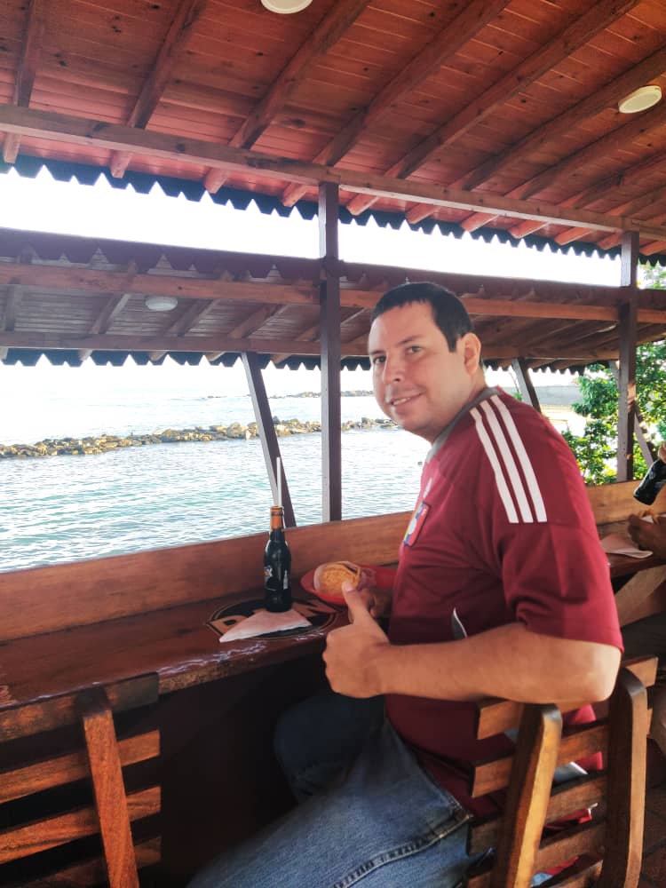 Andres_echv's tweet photo. El mar se lleva las miradas de cualquier ojo avisor, el mar es poesía, el mar es radiante y más con la presencia de la luz del sol. El mar viene con olas, y a veces la calma hace del mar un esplendor. Por eso y más, el mar se lleva mi admiración. https://t.co/K4HebahNN6