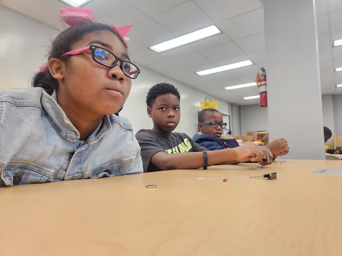 LoudBrarian's tweet photo. The last day of our @tplbooks Field Trip!  All of our students have visited a TPL location and LOVED IT! Thank You for being a vital part of Reading Engagement for the @TCSBoardofEd students. I LOVE Y'ALL BIG! 📚 ❤️ 😍 https://t.co/6rDLzR7qN2