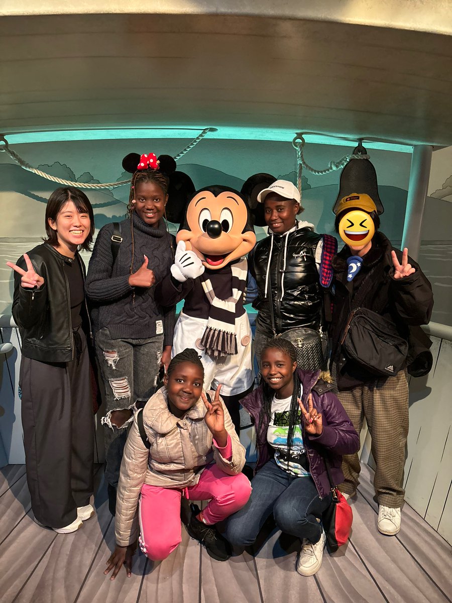 mana_asante's tweet photo. 少し前にケニアから日本に遊びに来た子ども達とディズニーランドへ！

彼らと出会って8年目。当時3歳だったべべがもう11歳に。

成長ってあっという間だな〜
楽しい時間だった！ https://t.co/qaWmsaOaej