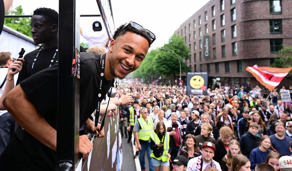 Auch Kritik von Ex-St. Pauli-Juwel: Kiezklub reagiert auf Hass-Welle wegen T-Shirt bit.ly/4hZMw3q