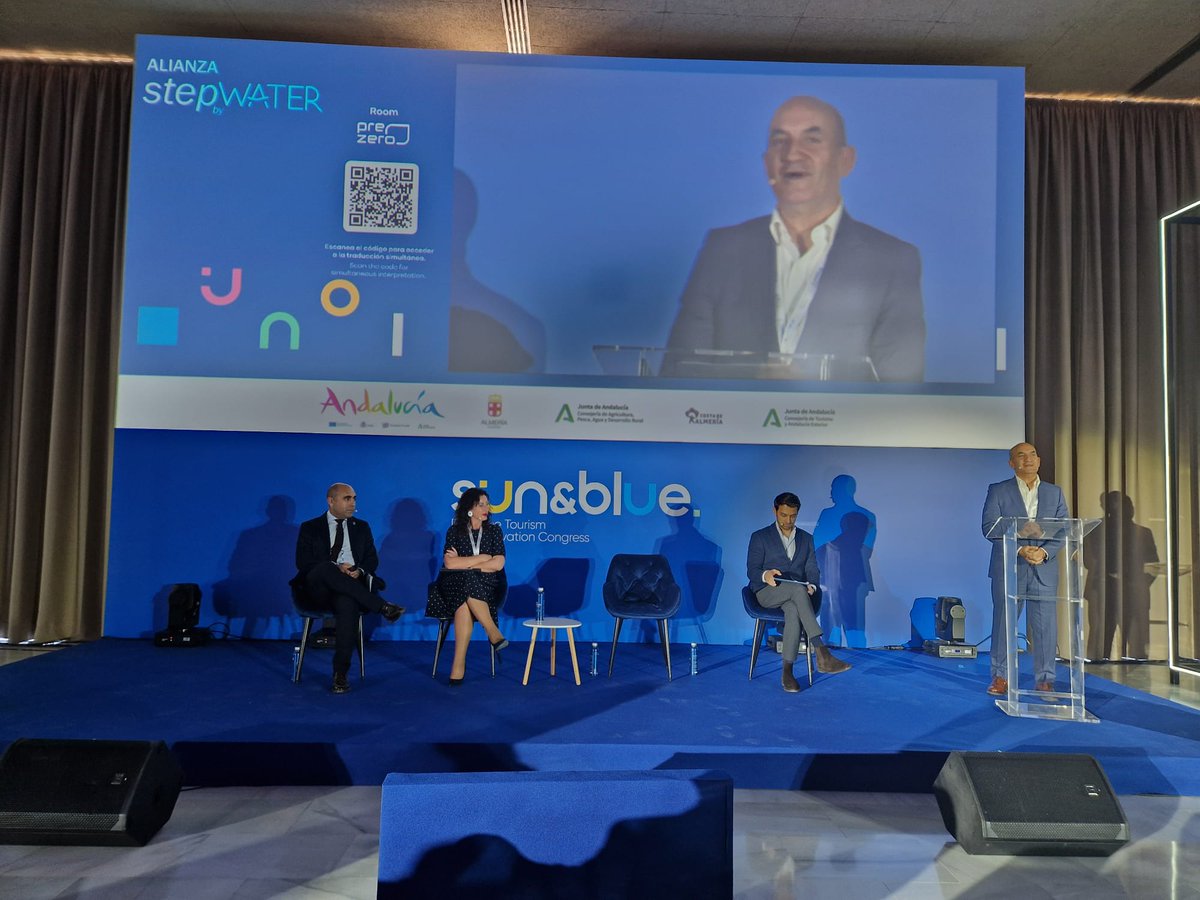 aqualia's tweet photo. 🗣️Comienza la primera sesión del encuentro "#Resilientes. EU BLUE SUMMIT" de @StepByWater y @aytoalm sobre el papel de los territorios en la #innovación 💡 para afrontar el desafío hídrico 💦. Intervienen ⬇️
🎙️@Merino_JP, director de Comunicación, Marca y Asuntos Públicos de #Aqualia: "@StepByWater pretende concienciar, divulgar y crear un debate necesario en torno al #agua. #Almería es el sitio perfecto para desarrollar este congreso, porque ha conseguido ser un referente en gestión del agua en un entorno de gran estrés hídrico"
🎙️Mª Mar Vázquez, alcaldesa de @aytoalm: "la colaboración público-privada ha permitido que #Almería sea referente en la gestión del agua. Se ha hecho una buena provisión de agua gracias a las desaladoras y a la #reutilización. Pronto tendremos el 80% de agua desalada y en 2027 seremos la primera ciudad andaluza con autonomía hídrica"
🎙️Francisco Góngora, alcalde de El Ejido (Almería) y vicepresidente de @FAMPcomunica: "quiero apelar a la racionalización y la planificación porque el agua está repartida de manera bastante desigual"
🎙️José Sandoval, director general de Agua de la Región de #Murcia: "En Murcia uno de los grandes éxitos ha sido adoptar un modelo de gobernanza que prioriza la regeneración de aguas depuradas. El 99% del agua que se depura se #regenera"
