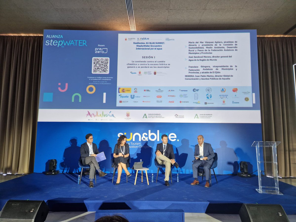 aqualia's tweet photo. 🗣️Comienza la primera sesión del encuentro "#Resilientes. EU BLUE SUMMIT" de @StepByWater y @aytoalm sobre el papel de los territorios en la #innovación 💡 para afrontar el desafío hídrico 💦. Intervienen ⬇️
🎙️@Merino_JP, director de Comunicación, Marca y Asuntos Públicos de #Aqualia: "@StepByWater pretende concienciar, divulgar y crear un debate necesario en torno al #agua. #Almería es el sitio perfecto para desarrollar este congreso, porque ha conseguido ser un referente en gestión del agua en un entorno de gran estrés hídrico"
🎙️Mª Mar Vázquez, alcaldesa de @aytoalm: "la colaboración público-privada ha permitido que #Almería sea referente en la gestión del agua. Se ha hecho una buena provisión de agua gracias a las desaladoras y a la #reutilización. Pronto tendremos el 80% de agua desalada y en 2027 seremos la primera ciudad andaluza con autonomía hídrica"
🎙️Francisco Góngora, alcalde de El Ejido (Almería) y vicepresidente de @FAMPcomunica: "quiero apelar a la racionalización y la planificación porque el agua está repartida de manera bastante desigual"
🎙️José Sandoval, director general de Agua de la Región de #Murcia: "En Murcia uno de los grandes éxitos ha sido adoptar un modelo de gobernanza que prioriza la regeneración de aguas depuradas. El 99% del agua que se depura se #regenera"