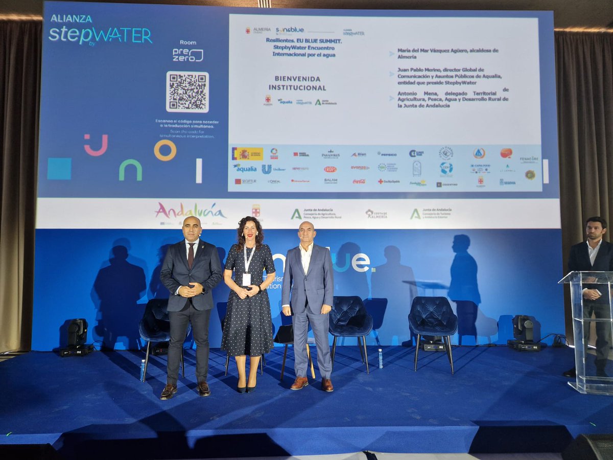 aqualia's tweet photo. 🗣️Comienza la primera sesión del encuentro "#Resilientes. EU BLUE SUMMIT" de @StepByWater y @aytoalm sobre el papel de los territorios en la #innovación 💡 para afrontar el desafío hídrico 💦. Intervienen ⬇️
🎙️@Merino_JP, director de Comunicación, Marca y Asuntos Públicos de #Aqualia: "@StepByWater pretende concienciar, divulgar y crear un debate necesario en torno al #agua. #Almería es el sitio perfecto para desarrollar este congreso, porque ha conseguido ser un referente en gestión del agua en un entorno de gran estrés hídrico"
🎙️Mª Mar Vázquez, alcaldesa de @aytoalm: "la colaboración público-privada ha permitido que #Almería sea referente en la gestión del agua. Se ha hecho una buena provisión de agua gracias a las desaladoras y a la #reutilización. Pronto tendremos el 80% de agua desalada y en 2027 seremos la primera ciudad andaluza con autonomía hídrica"
🎙️Francisco Góngora, alcalde de El Ejido (Almería) y vicepresidente de @FAMPcomunica: "quiero apelar a la racionalización y la planificación porque el agua está repartida de manera bastante desigual"
🎙️José Sandoval, director general de Agua de la Región de #Murcia: "En Murcia uno de los grandes éxitos ha sido adoptar un modelo de gobernanza que prioriza la regeneración de aguas depuradas. El 99% del agua que se depura se #regenera"