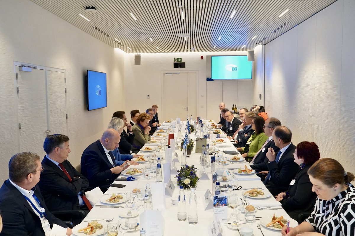 Landtag_Bayern's tweet photo. Im EU-Parlament trifft das Präsidium #LTBY bayerische Europaabgeordnete sowie deutsche Ausschussvorsitzende des @Europarl_DE zu einem Arbeitsessen. Themen u.a.:
▶️ Außen- &amp; Sicherheitspolitik 
▶️ europäischer und internationaler Handel
▶️ Haushalt &amp; Finanzen https://t.co/pwnoXdehBh