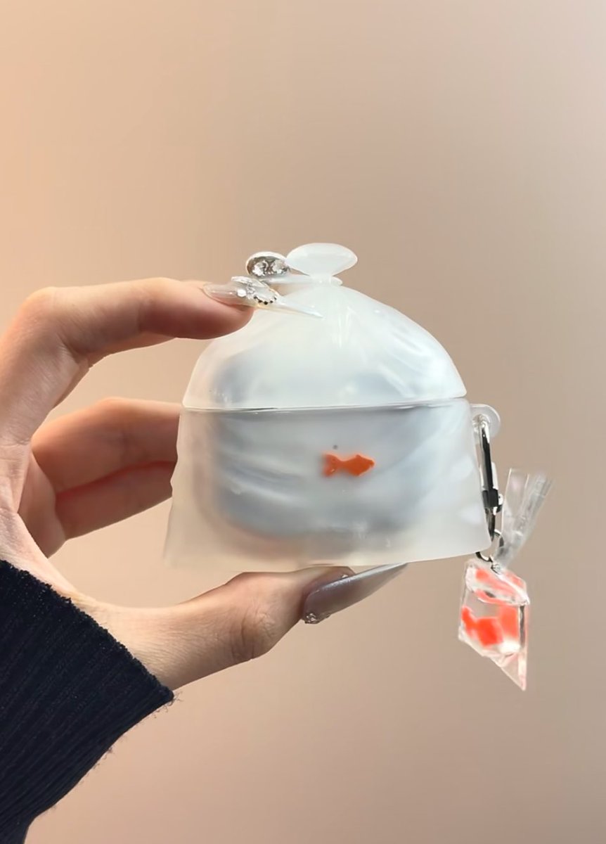 sasisbysi's tweet photo. Case AirPods ถุงปลาทองง น่ารักมากกก มีแถมพวงกุญแจให้ด้วยคั้บบ🫧🐠 https://t.co/LWfvkaHBQP