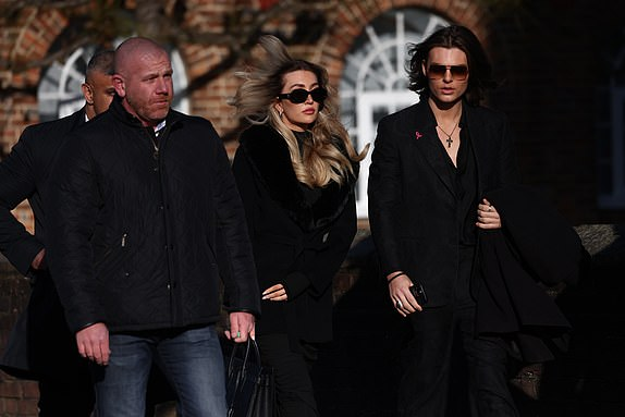 BPINewsOrg's tweet photo. Kate Cassidy, girlfriend of the late Liam Payne, arrived at his funeral accompanied by model Damian Hurley, son of Elizabeth Hurley.
The service is attended by family, friends, and former bandmates.
#LiamPayne #KateCassidy #DamianHurley https://t.co/CSW7hnGl9k