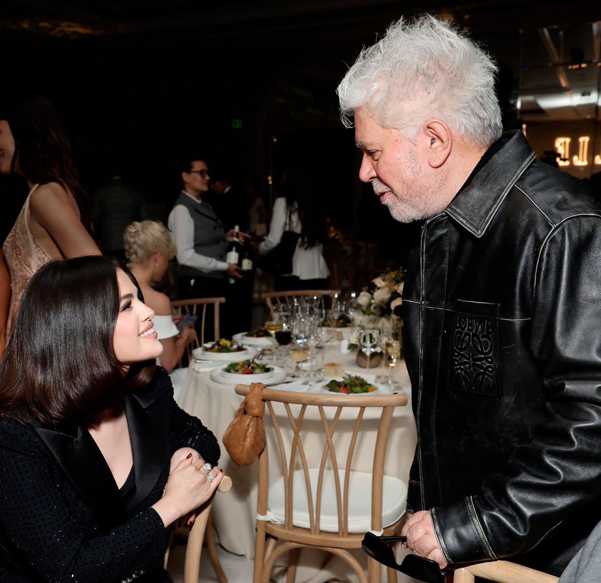 SelGomez_es's tweet photo. 🚨Selena Gomez con nuestro Pedro Almodóvar en el evento de ELLE's 2024 Women in Hollywood. 

👀 https://t.co/U3AT15PRss