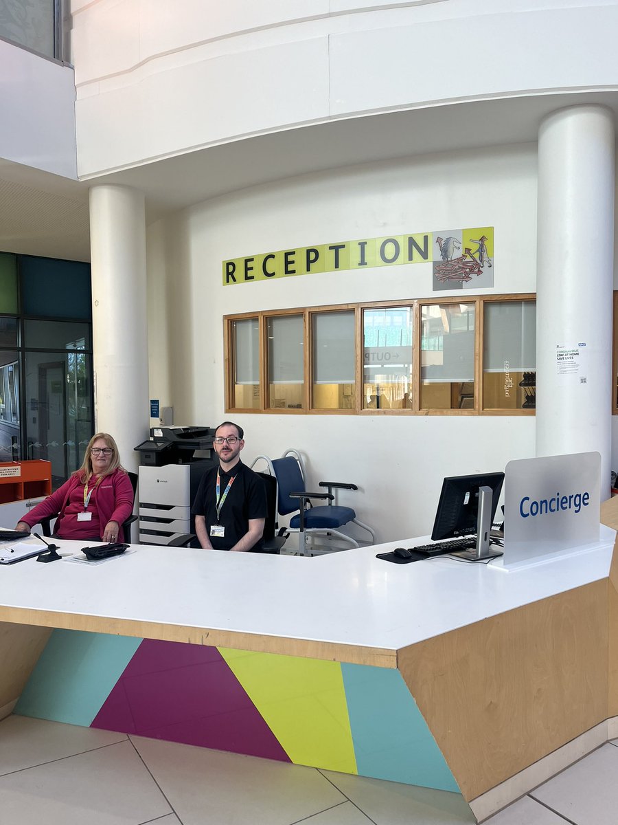 AlderHey's tweet photo. @TheForumAH We then went to help the @PatientTeam at the hospital reception desk, this is where people come if they have any questions or need directions 👈👉 The team are amazing &amp; help support everyone in the hospital - we wish we could this everyday because we got to make people happy! 😄 https://t.co/BqYiXQne0x