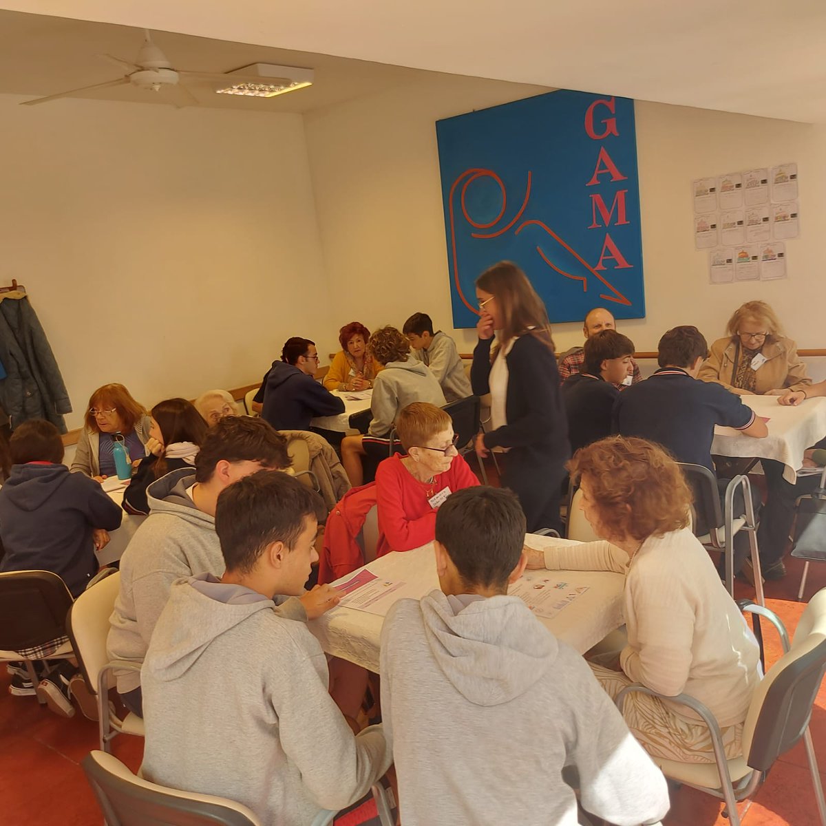 ComunidadCADS's tweet photo. Los estudiantes de 4to B del Nivel Secundario visitaron la sede de GAMA, organización que trabaja en la prevención del deterioro cognitivo. La práctica intergeneracional es una forma de acercar dos generaciones, donde ambas se benefician desde la comprensión y el respeto. https://t.co/vz1Tr13hib