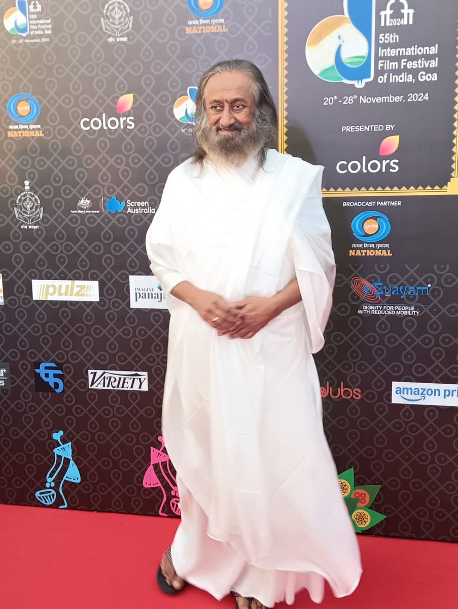 DDNational's tweet image. Global humanitarian &amp;amp; spiritual leader, @Gurudev Sri Sri Ravi Shankar, graces the red carpet with his presence at the opening ceremony of the 55th IFFI in Goa.

#IFFIWithDD #IFFI2024 #IFFI55 #IFFIGoa #TheFutureIsNow
@IFFIGoa @MIB_India @PIB_India @AshwiniVaishnaw @Murugan_MoS…