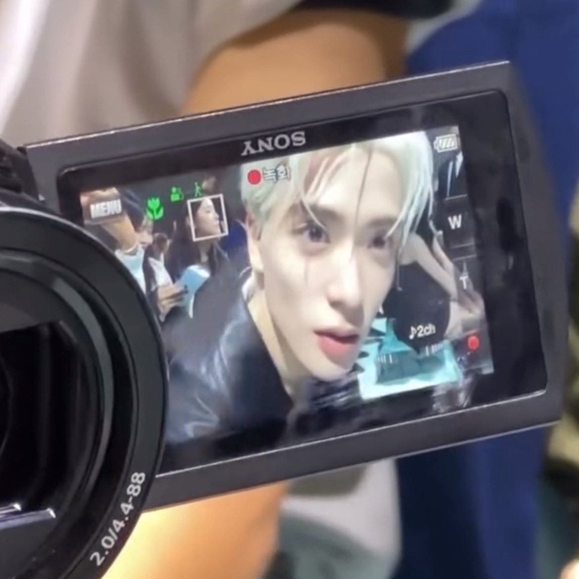 jjh_jay0214's tweet photo. 빤히... 빤히... https://t.co/jBnFHcxXMl