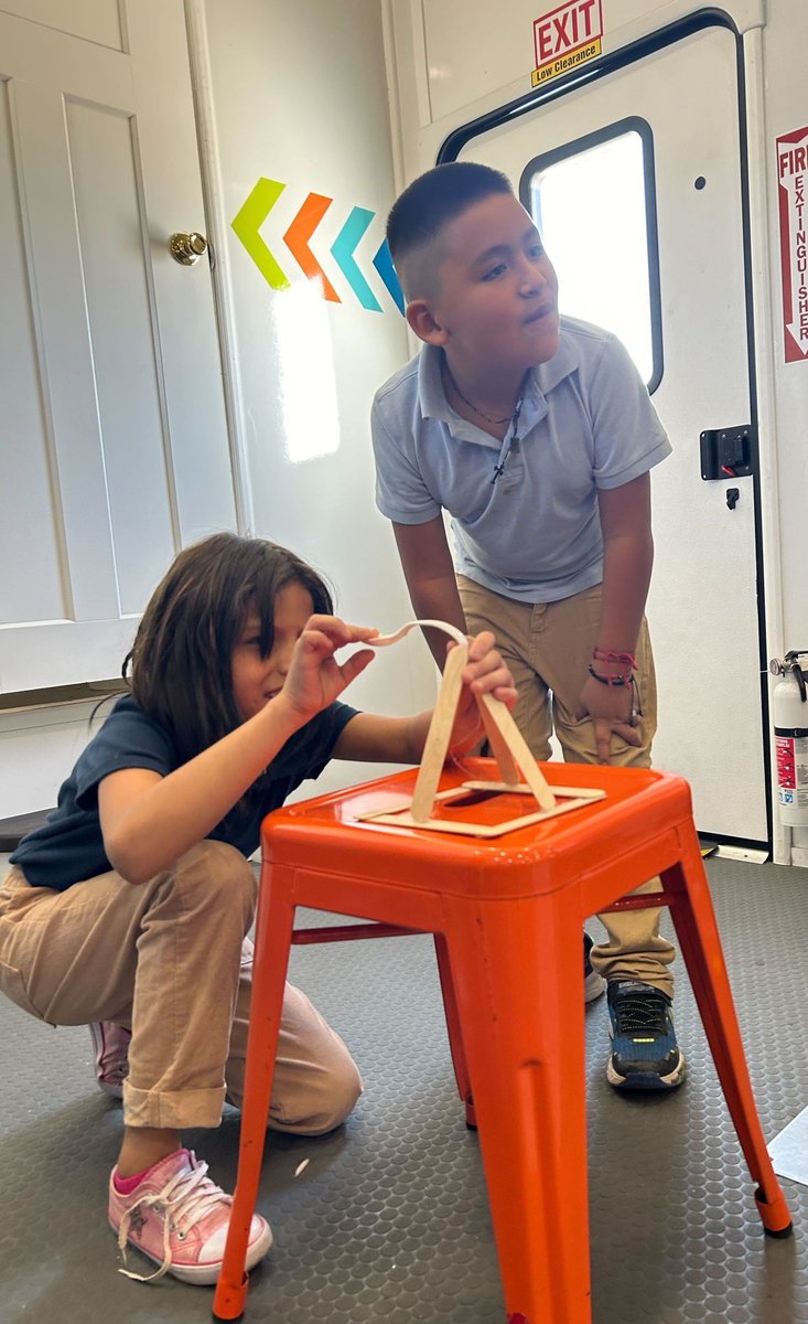 LearningUNDFTD's tweet image. During one of our stops this fall on our "Texas Road Tour" students from Ms. Montoya's class at Emerson Elementary School designed catapults to hit 2 targets at different distances. The challenge? A large canyon stood in their way! @AmarilloISD #EngineeringDesign #STEMChallenge
