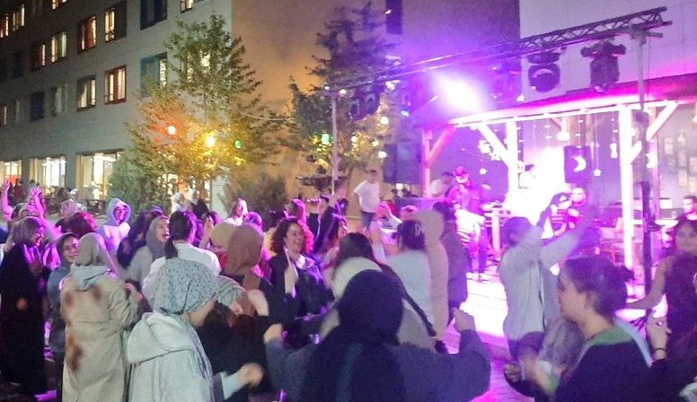 AnkaraKYGM's tweet photo. 📍Emine Şerife Hanım Yurdu

😊 Biz Bize Moral Akşamları

Patlamış Mısır 🍿
Pamuk Şeker🥲
Canlı Müzik 🎵 ile doyasıya eğlence... https://t.co/fkxw2MFJ3m