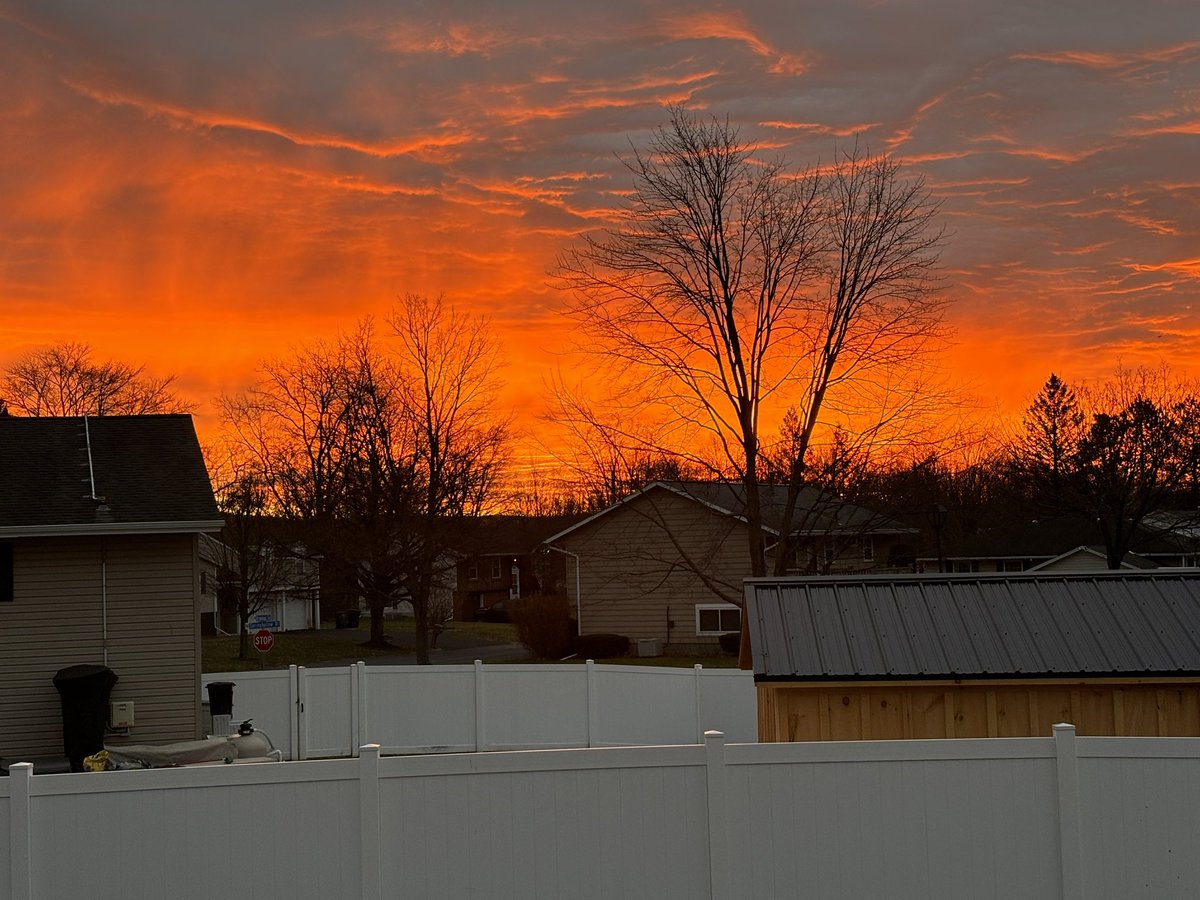 HABSTAR15's tweet photo. Fire in the sky… https://t.co/iKvy0BVeSF