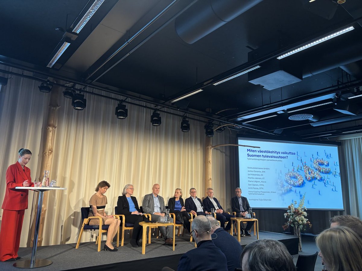 Väestökehityksen äärellä työmarkkinakeskusjärjestöjen paneelissa. ”Työelämän epävarmuutta lisäävät muutokset ja raskaus- ja perhevapaasyrjintä voivat lykätä perheen perustamista”, toteaa ⁦<a href="/marialofg/">Maria Löfgren</a>⁩ keskustelussa.