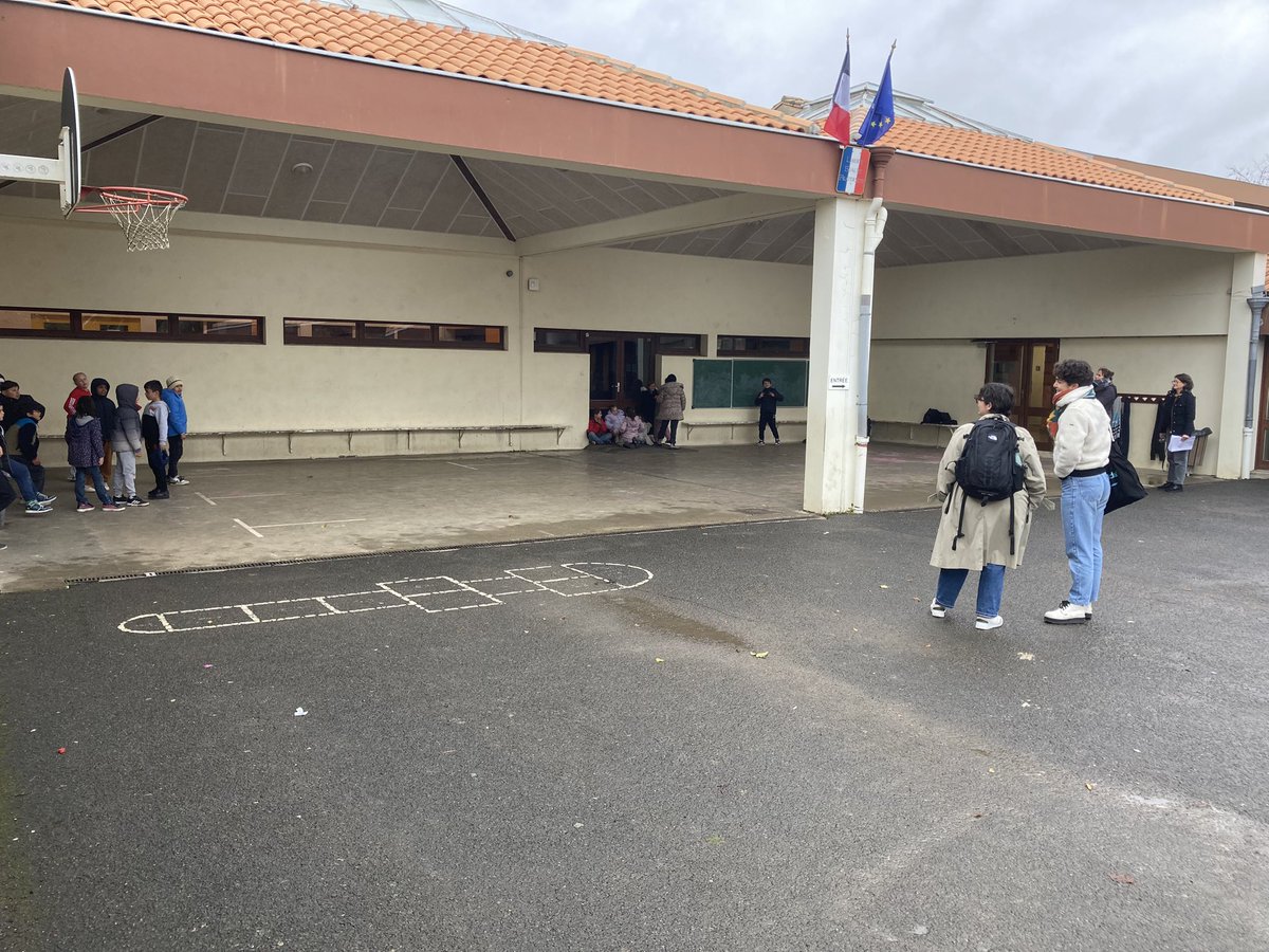 Circo_pre16's tweet photo. Intervention d’E Maruejouls @LarobeEdith à l’école primaire Ronsard @villeangouleme Diagnostic partagé avec les élèves de l’occupation des espaces communs et de la cour pour plus d’égalité #EFG et de pratiques physiques #30APQ pour toutes et tous. @dsden16 https://t.co/A59z1j95D3