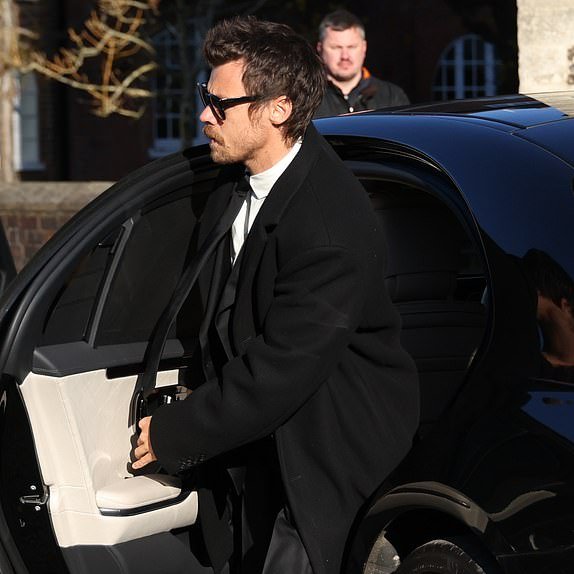 milka_sahotra's tweet photo. Harry Styles has arrived at Liam Payne's funeral to pay respects to his former One Direction band mate. 

The private ceremony has drawn close friends, family, and collaborators to honour Payne’s life. 

#LiamPayne #HarryStyles #OneDirection https://t.co/i5iRlSMtFy