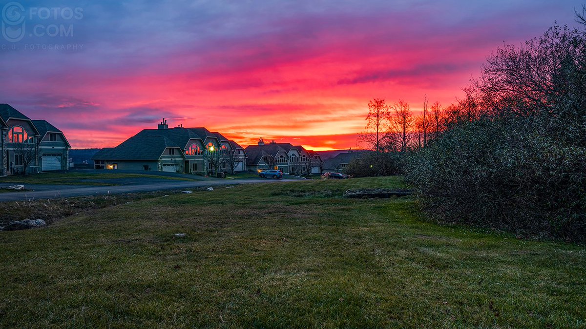 CUfotog's tweet photo. I woke up early to catch the sunrise on my last day in Oakland, MD. I didn't know where to go, so I just started driving. I ended up in this beautiful neighborhood overlooking Deep Creek Lake.

This is what happens when you just go with the flow.
#sunrise #deepcreeklake #maryland https://t.co/xwSiPucR00
