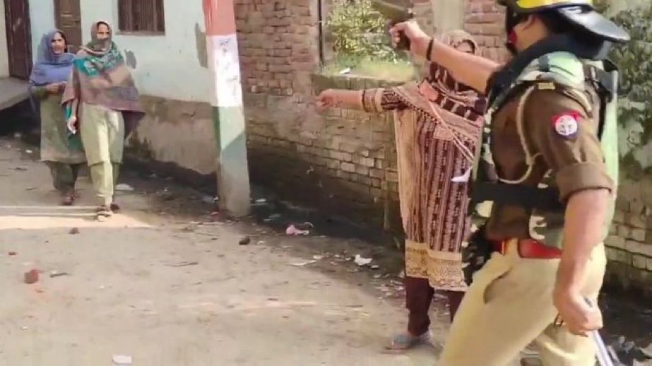 ashokbasoya's tweet photo. लोकतंत्र नहीं नहीं 

“गन” तंत्र 

#UPBYEelection https://t.co/HCUZhfrmis