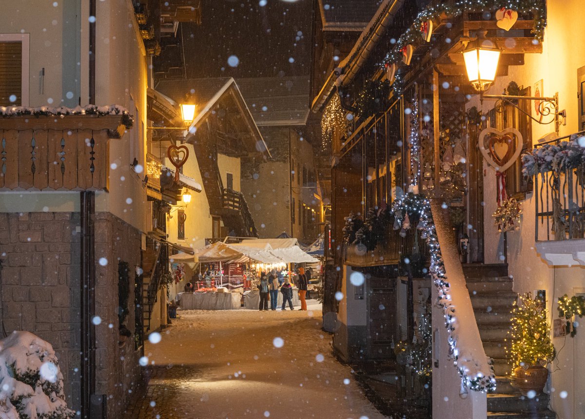 Un delizioso profumo di cannella, vin brulè e legno intagliato è pronto ad avvolgere il borgo di Siror! Lo storico Mercatino di Natale quest'anno compie 30 anni e ritorna a partire da domenica 1° dicembre 🌟sanmartino.com/IT/mercatini-d…
<a href="/visitsanmartino/">San Martino di Castrozza, Primiero e Vanoi</a>
#trentino #natale2024 #primiero