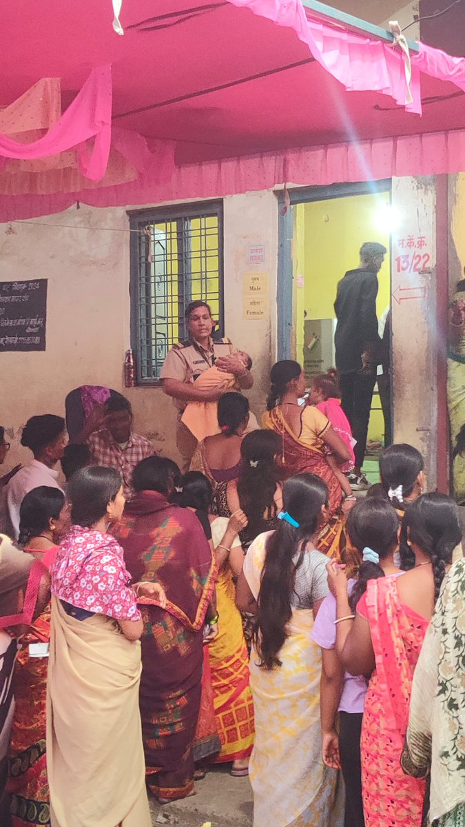 NandedPolice's tweet image. जिल्हा परिषद केंद्रीय प्राथमिक शाळा इतवारा नांदेड मतदान केंद्र क्र. 120/87 मध्ये मतदान करण्यासाठी आलेल्या रांगेत उभा असलेला महिला मतदार यांच्या लहान मुलाला मतदान करण्याचा कालावधी मध्ये महिला पोलीस नाईक/ पद्मा जाधव यांनी संभाळ केला आहे.
#KhakiVotesForSafePolls