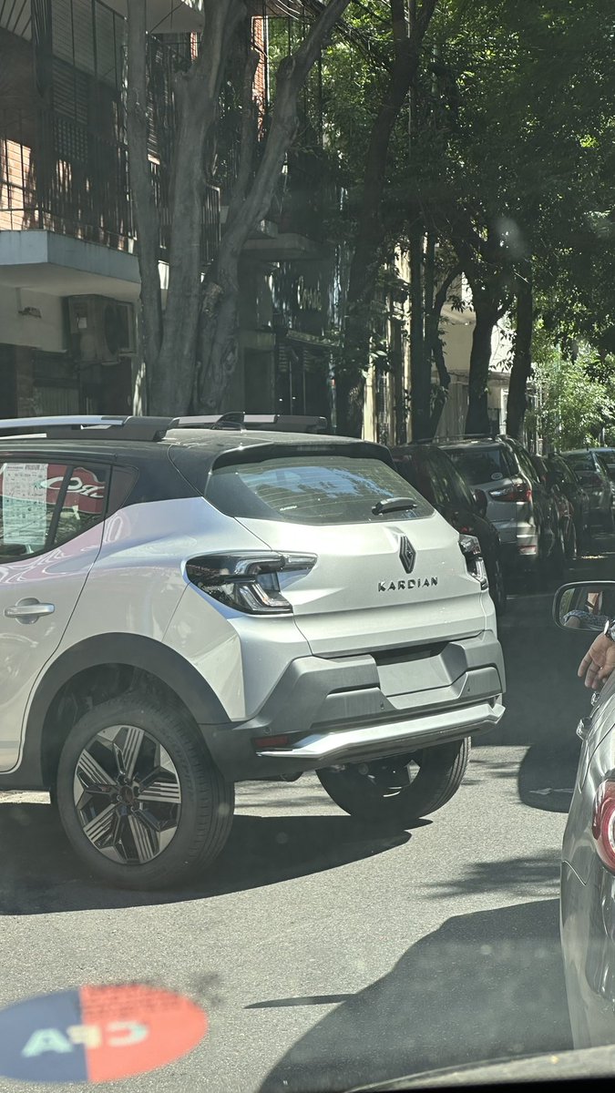 El Renault Kardian tiene angulos donde las ópticas parecen rotas. Creo que es la parte menos lograda o en sintonía con el resto. 

En fotos parece mas grande de lo que realmente es (tamaño sandero en persona)
<a href="/LucasAbriata/">Lucas Abriata</a>