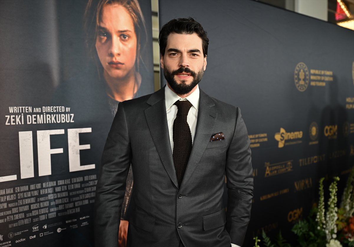 Akın Akınözü Hollywood'u fethetti!
#AkınAkınözü

Kaynak: diziler.com/haber/akin-aki…