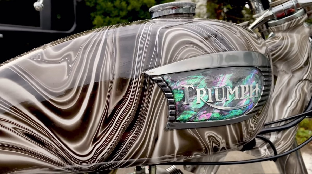 LowbrowCustoms's tweet photo. Incredible Tank art on this triumph from the King - @kings1950 Check his stuff out it's insane!!! #chopperart #choppers #choppereshit #triumph #custommotorcycles #custommotopaint #paint #painteverything https://t.co/1HvxnnYs5c