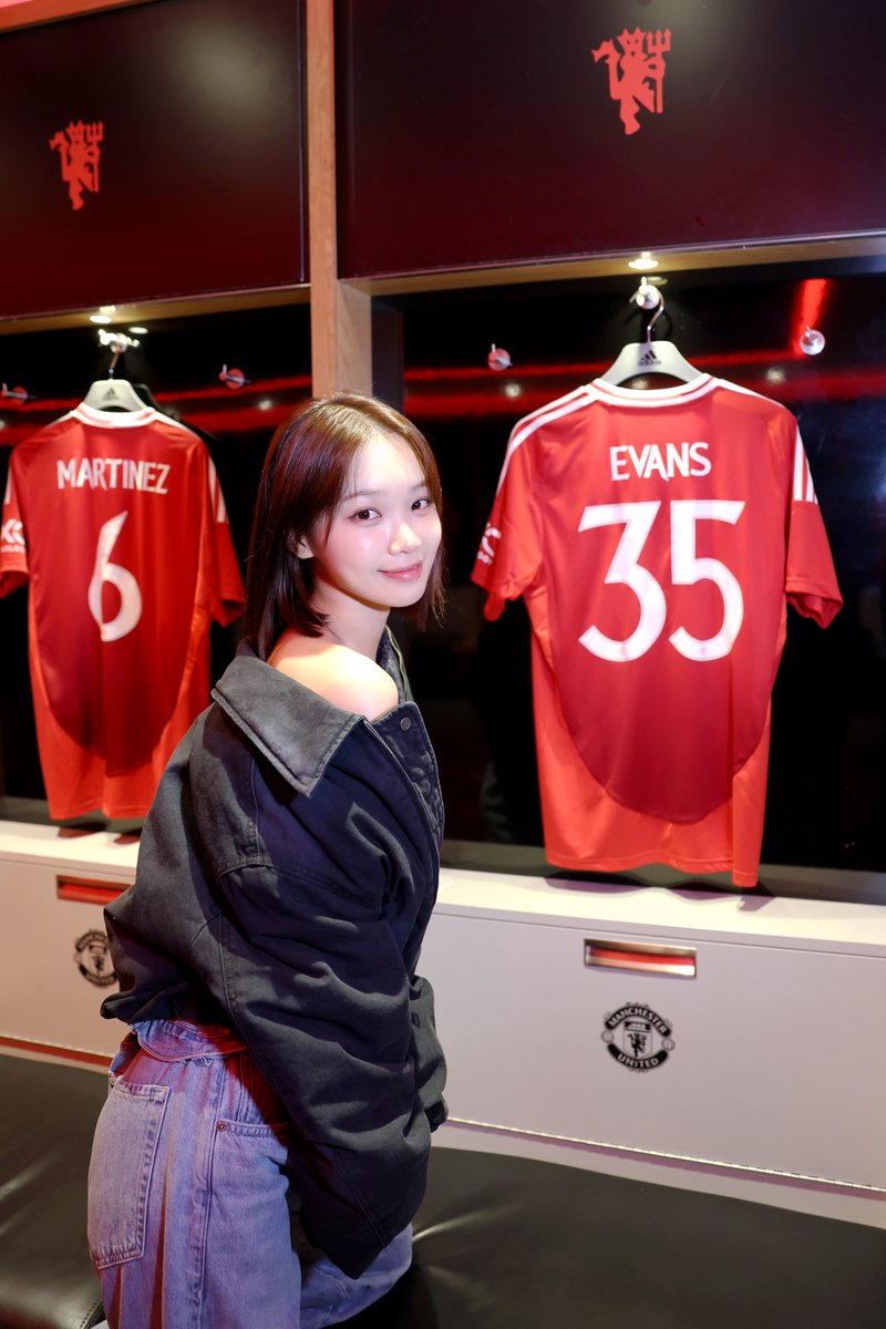 kimchaewonpics's tweet photo. manchester united f.c. ⚽❤️ https://t.co/nozvMqv0fL