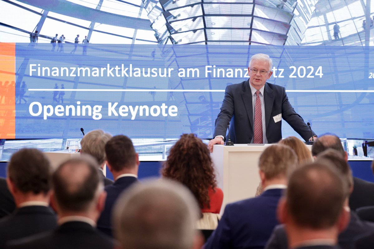 Wirtschaftsrat's tweet photo. Am #Finanzplatz Frankfurt geht es um die internationale Positionierung. Dabei ist der EU-#Finanzmarkt zu kleinteilig, auch wegen #Regulierungen. Für Deutschland heißt das: Die nächste Bundesregierung muss hier offensiv werden! Prof. Dr. h.c. mult. Roland Koch bei der #fmk24 https://t.co/K9cg57oXf5