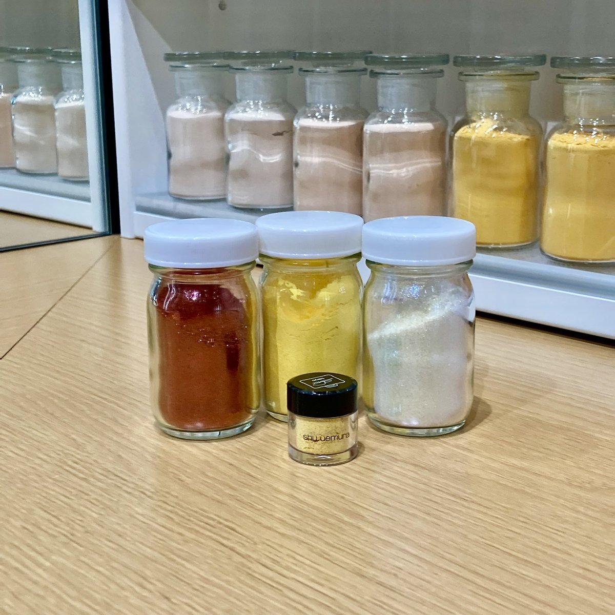dododon_oi_don's tweet photo. shu uemura表参道でできる、自分だけのデパコス作り体験は、ほんっっとうに楽しいので是非行ってみて欲しい🥹
作りたい色と入れたいラメを選んで出来上がった世界で一つだけのデパコスは、見てるだけで嬉しくなっちゃう🥹❤️‍🔥

お店に余裕があれば、おすすめの使い方とかも教えてもらえるので最高✨ https://t.co/BOOCWX2b8E