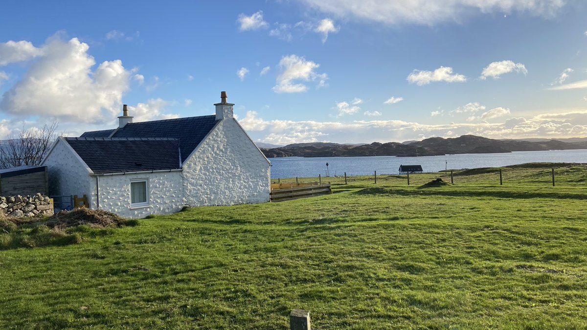 Uisken's tweet photo. Winter sun on Iona, dusting of snow on the mountains &amp; hills of Mull #Argyll #isleofiona #isleofmull https://t.co/wvPjl9qkXN