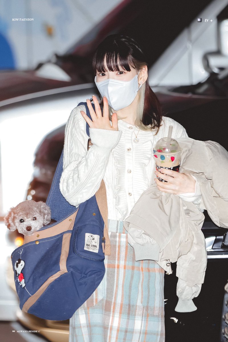 พี่แทยอน: ชี้บอกให้มองกล้อง

เจโร่: **มอง**

(แล้วมองกล้องตัวเดียวกับนูน่าด้วยนะ เก่งอ่ะ😂)