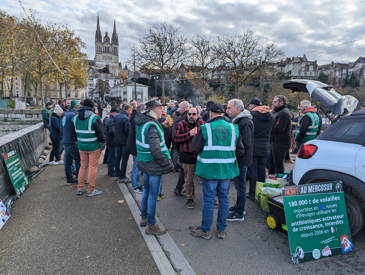 Action avec <a href="/JeunesAgri49/">JeunesAgriculteurs49</a> à #Angers pour dire NON au #Mercosur. N'importons pas l'agriculture que nous ne voulons pas !