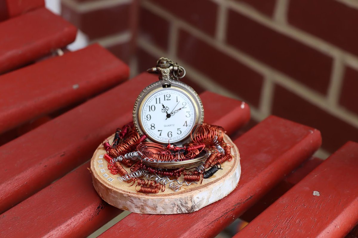 Today on the Sets, Series and Ensembles exhibition, Melanie Honebone, one of our most treasured and long serving CC artists. In contrast we also have a new writer, Ellie Roberts, making her debut today. Read her response to Melanie's artwork at collectconnect.blogspot.com/2024/11/melani… #publicart