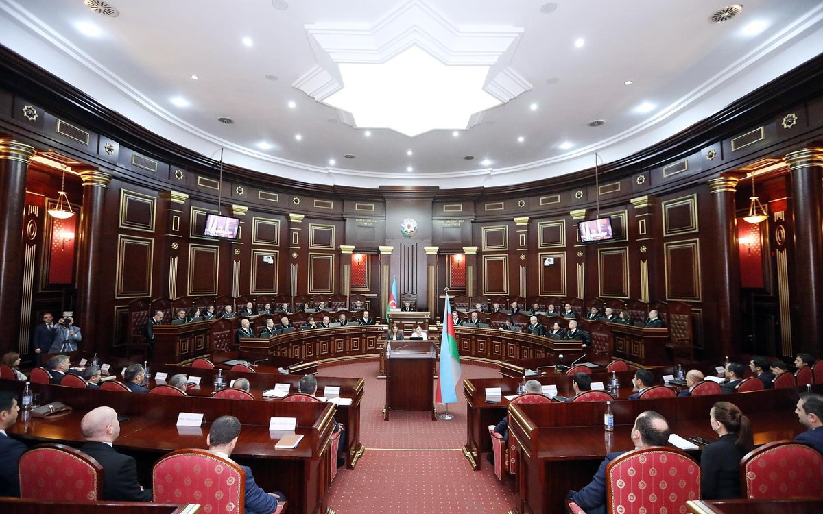 Ali Məhkəmədə birinci instansiya məhkəmələrinə təyinat alan 34 hakimin andiçmə mərasimi olub.

Ətraflı: supremecourt.gov.az/az/media/xeber…