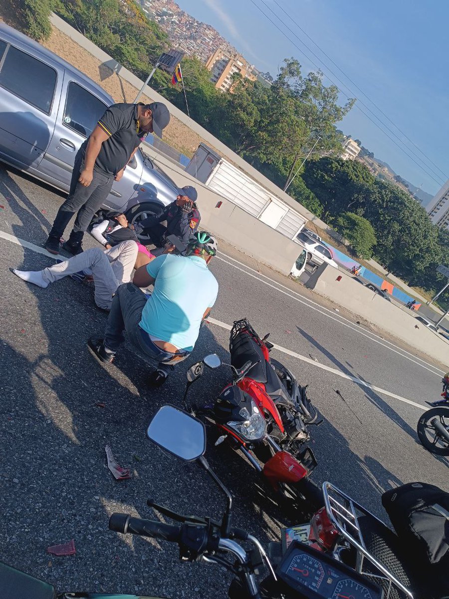 #AFF/#AGCG - Accidente con motorizado a la altura de Jardín Botánico sentido Este.
Se genera retraso. 09:00a.m #TrafficCenter