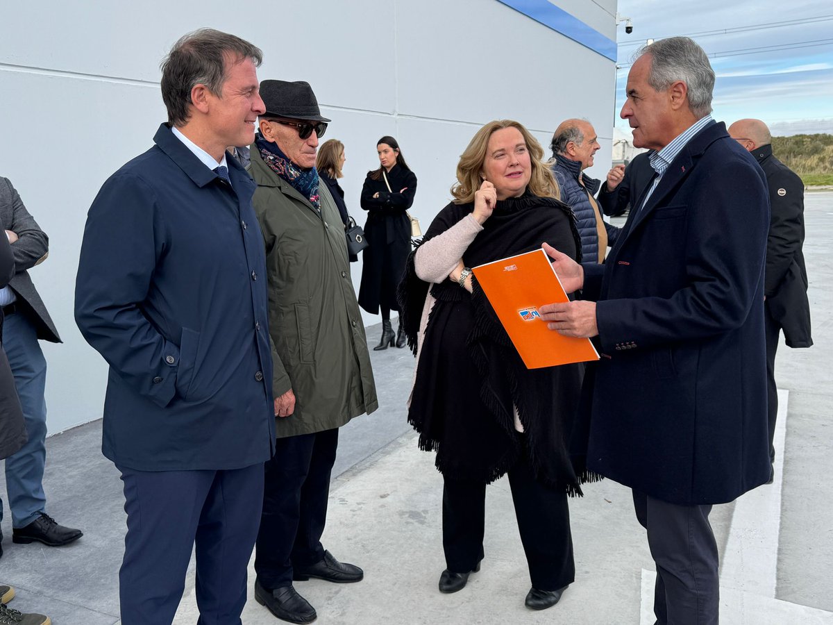 🛍️ La alcaldesa de Burgos, Cristina Ayala, inaugura un nuevo centro mayorista de Top Cash en el polígono de Villalonquéjar IV

El complejo, realizado por el Grupo Sagredo, cuenta con 13.000 metros cuadrados, dará empleo a 59 personas y cuenta con una nueva estación de servicio.