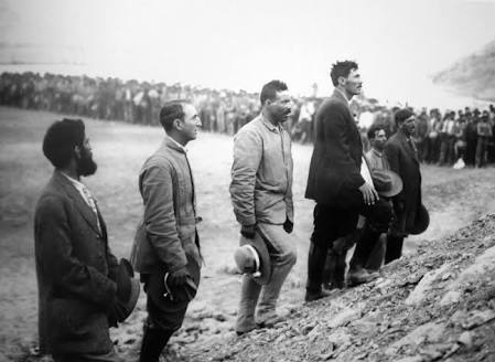 LectorHistoria's tweet photo. Cada 20 de noviembre aparecen los localismos de veinte pueblos que reclaman ser los iniciadores de la Revolución. Yo digo que son todos los que se levantaron entre el 17 y el 22 de noviembre:
La Revolución la iniciaron en Puebla los hermanos Serdán. Juan Camatzin, en Tlaxcala; Cándido Aguilar, Camerino Mendoza y Ga­briel Gavira, en poblaciones de Veracruz; los hermanos Arrieta, en Canelas, y Agustín Castro, Orestes Pereyra y los hermanos Contreras, en Gómez Palacio, Durango. Enrique Adame Macías, en San Pedro de las Colonias; Benjamín Argumedo, en El Gatuño, y Cesáreo Castro, en Cuatro Ciénegas, Coahuila… Otros estaban a punto para alzarse, pero se los impidió la policía, como los hermanos Robles Domínguez en la ciudad de México, Eugenio Aguirre Benavides en torreón o quienes acompañaron al propio Madero en su intento por tomar Ciudad Porfirio Díaz, hoy Piedras Negras.
Fue en Chihuahua donde los levantamientos populares tendrían más eficaz impacto. En el estado grande se sublevaron Toribio Ortega, en Cuchillo Parado; Pascual Orozco y Albino Frías, en San Isidro; José de la Luz Blanco, en Santo Tomás; Heliódoro Olea, en Bachíniva; José Rascón Tena, en Namiquipa; José de la Luz Nevarez y Andrés U. Vargas, en Cruces; Rufino Loya, en Cuiteco; Nicolás Brown, en Moris; Antonio Rojas y Alejandro Gandarilla, en Dolores; Epifanio Durán, en Nonoava; Apolonio Rodríguez, en Batopilas; Manuel Loya, en Chínipas; Francisco D. Salido, en Guazapares; Ignacio Valenzuela, en Témoris; Pedro Bustamante, en San Juanito; Fortunato Casavantes, en Matáchic; Baudelio y José María Caraveo, en Urúachic; Porfirio Talamantes, en Janos, y Guillermo Baca y Maclovio Herrera, en Parral.
Entre el 17 y el 21 de noviembre, Francisco Villa reunió en la Sierra Azul un fuerte contingente. De San Andrés, Chuvíscar y los ranchos de la Sierra Azul llegaron numerosos hombres de a caballo mandados por Santos Estrada y Santos Regalado. De Santa Isabel llegó la gente convocada por Feliciano Domínguez. De Ciénega de Ortiz, San Lorenzo, Santa Rosalía de Cuevas y Santa María de Cuevas procedía un grupo de jinetes bien armados y mejor montados, encabezados por Javier Hernández. Desde Satevó subieron 40 hombres mandados por Fidel Ávila, entre ellos algunos que alcanzarían enorme prestigio en los años por venir, como José E. Rodríguez y Liborio Pedroza. Otro grupo llegó desde la comarca de Huejotitán y Balleza; eran sus jefes Trinidad Rodríguez, Macedonio Almada y Mercedes Luján. Guadalupe Gardea y el joven Martín López llegaron desde la ciudad de Chihuahua y Daniel Granados desde Caríchic.
Y todos a una voz: ¡VIVA MADERO! ¡ABAJO LA TIRANÏA!
(La foto es de mayo de 1911)