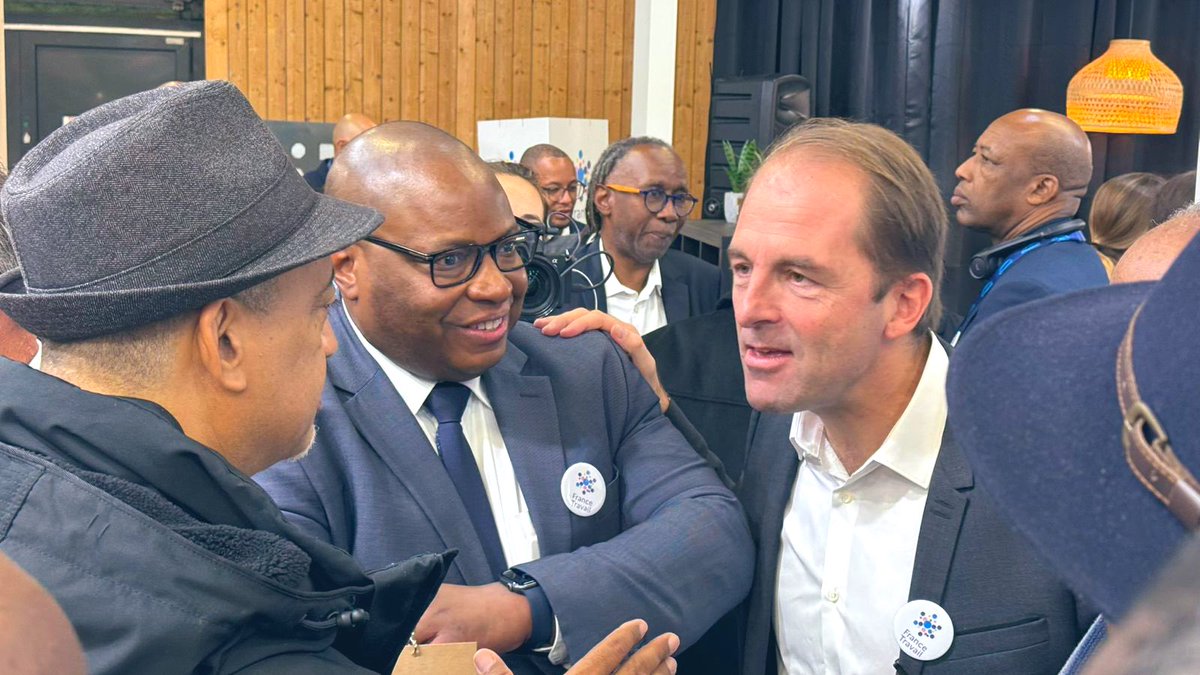 ThibautGuilluy's tweet photo. Au cœur du @salondesmaires, de riches échanges avec celles et ceux qui font vivre nos territoires et une envie collective de construire ensemble 🤝 

#SMCL2024 #AvecFranceTravail https://t.co/hxmd1iaLOx
