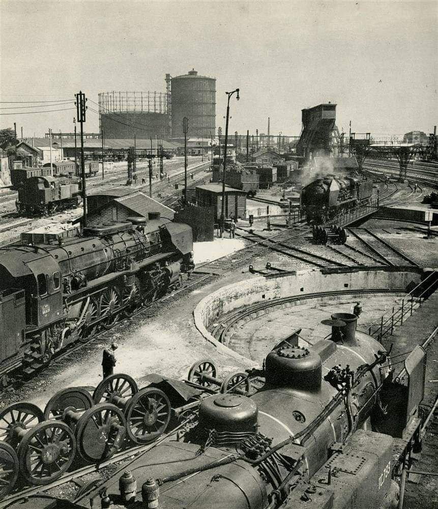 CheminsdeFerTC's tweet photo. Le monde ferroviaire de la =>#vapeur fut un univers en soi, en particulier par ses paysages industriels saturés d'installations et de machines. Ici, le =>#dépotdeLaVillette de =>#Paris-Est avec une =>#241A au 1er plan en 56.
Auteure: Janine Niépce, source: https://t.co/lAfdSJtwWK https://t.co/Ch4Ozc7U8S