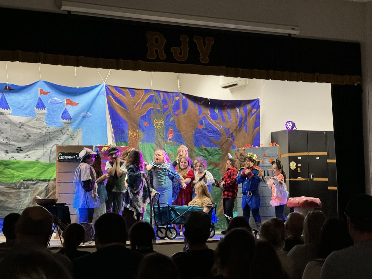 Ken_Oertling's tweet photo. Hilarious play by some talented young actors @RJVial_Jaguars!
😆🎭
#ArtsMatter
#TripleASchoolSystem https://t.co/OtH0px5lZ6