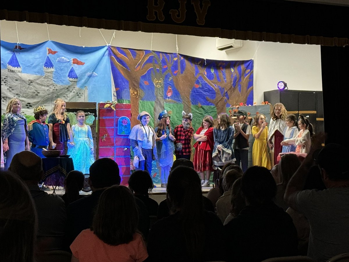 Ken_Oertling's tweet photo. Hilarious play by some talented young actors @RJVial_Jaguars!
😆🎭
#ArtsMatter
#TripleASchoolSystem https://t.co/OtH0px5lZ6
