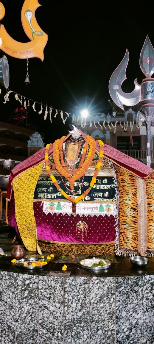 panditmishraji's tweet image. आज दिनांक 20-11-2024 बुधवार को कुबेरेश्वर धाम सीहोर के प्रदोष काल संध्या आरती का भव्य दर्शन
कुबेरेश्वर भंडारी आप सभी की मनोकामना पूरी करे
#kubereshwardhamsehore #kubereshwarmahadev #sihorewale 
#kubereshwardhamkeupay #Pandit_Pradeep_Ji_Mishra