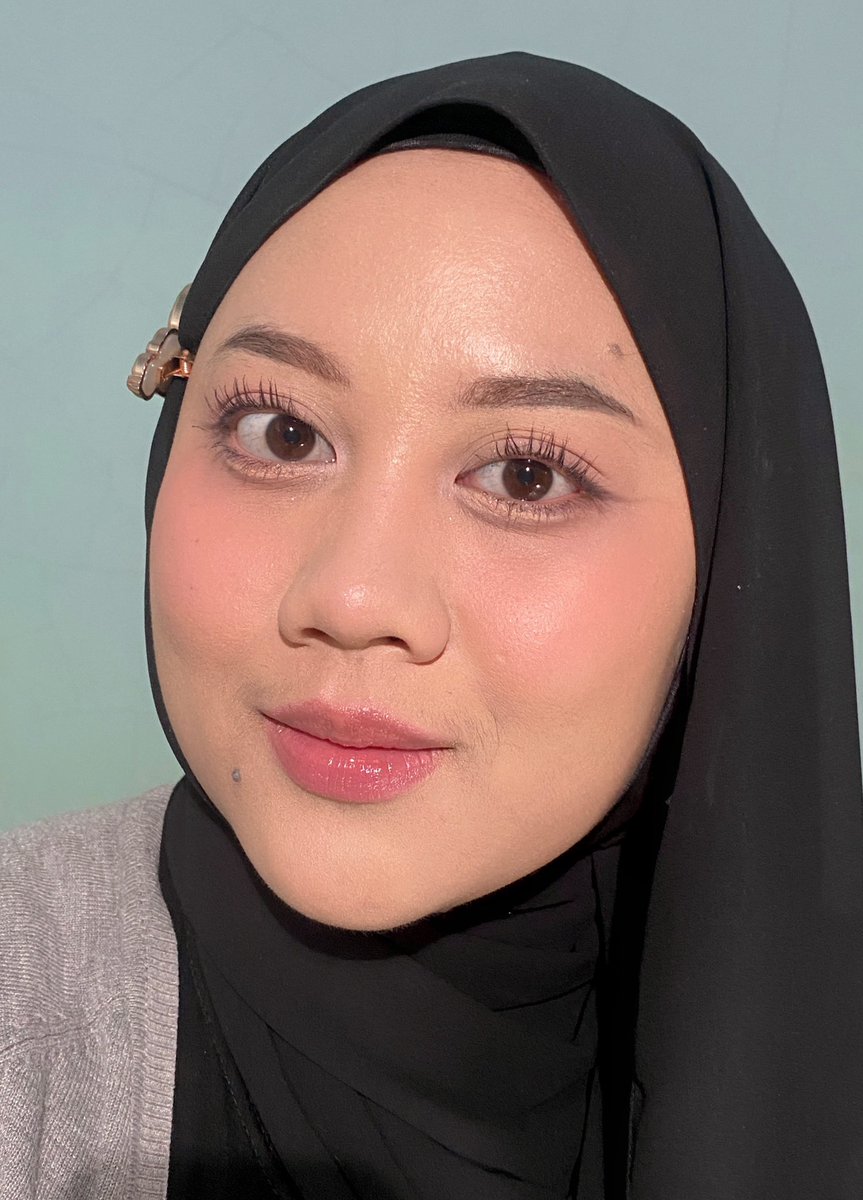 reviewbylia's tweet photo. Pesona makeup pake cushion harga 60rebuan.. CAKEP BGTTTT BJIRRR 😭😭😭🫵🏻

Sumpah inimah udh mana murah, coveragenya juga nampol bgt 😔 https://t.co/iU9gJZ0TEF