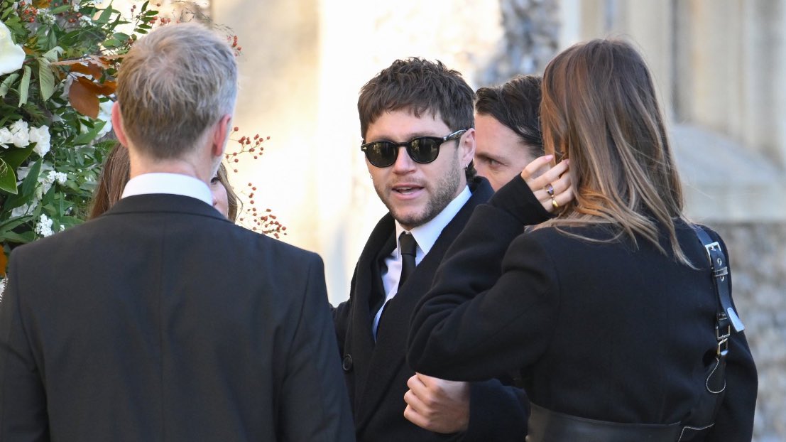 WolfyToto's tweet photo. One Direction members Louis Tomlinson, Niall Horan, Zayn Malik and Harry Styles arrived for Liam Payne’s funeral ❤️‍🩹🕊️ https://t.co/d54zJFt3Al