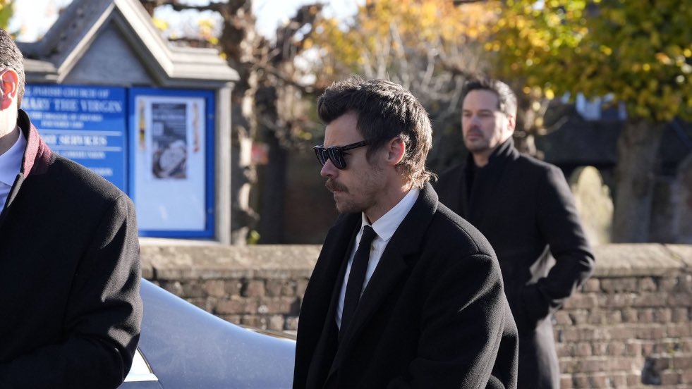 WolfyToto's tweet photo. One Direction members Louis Tomlinson, Niall Horan, Zayn Malik and Harry Styles arrived for Liam Payne’s funeral ❤️‍🩹🕊️ https://t.co/d54zJFt3Al