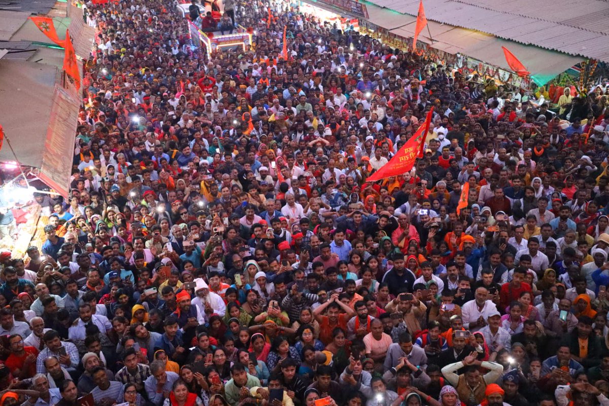 bageshwardham's tweet photo. हिन्दुओं के बीच मौजूद जाति भेदभाव, छुआछूत, अगड़े और पिछड़े का फर्क मिटाने के लिए बागेश्वर धाम के पीठाधीश्वर पं.धीरेन्द्र कृष्ण शास्त्री कल से अपनी 9 दिवसीय पदयात्रा शुरू करने जा रहे हैं। यह पदयात्रा सुबह 8 बजे बागेश्वर धाम बालाजी मंदिर के दर्शन के बाद प्रारंभ की जाएगी। https://t.co/GfyWpxapov