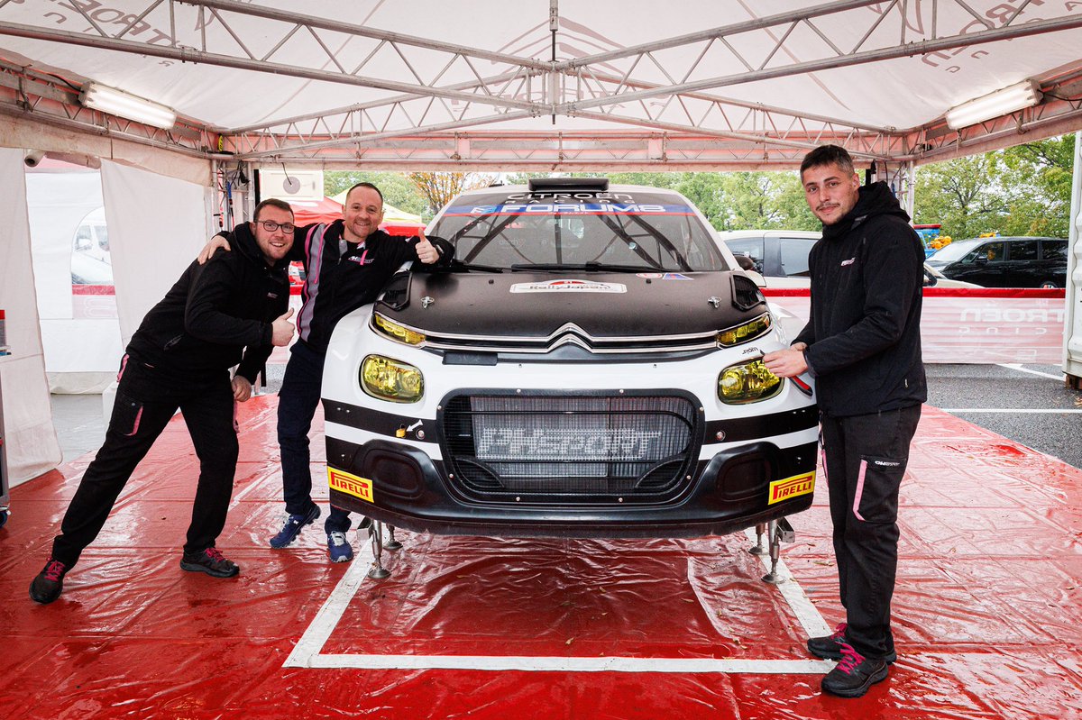 officialWRC_JP's tweet image. 🇯🇵#WRC2024ラリージャパン 

「何ぃ！予想外の角度からだとぉ！」

各方面で話題を呼んでいるニコライ=グリヤジン選手たちのシトロエン C3⬜️⬛️ 。

チーム員のフローラ姐さん曰く
🗣️「日本の友人たちに喜んでほしいの！見て、ヘルメットも気合い入ってるでしょ⁉︎ たくさん写真とってね！」とのこと。
